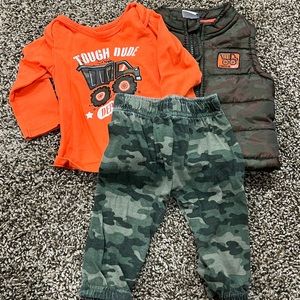 Adorable baby boy camo set with vest 3–6 months VGUC
